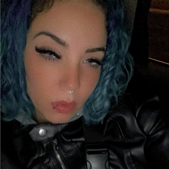 Meet your Posher, CynZ - Picture 2 of 3